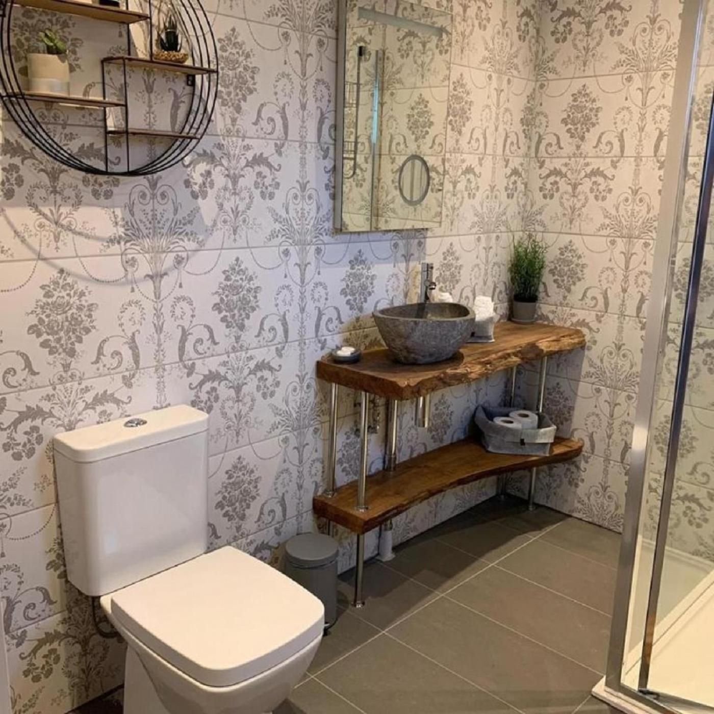 The British Queen Standard Twin Room 2