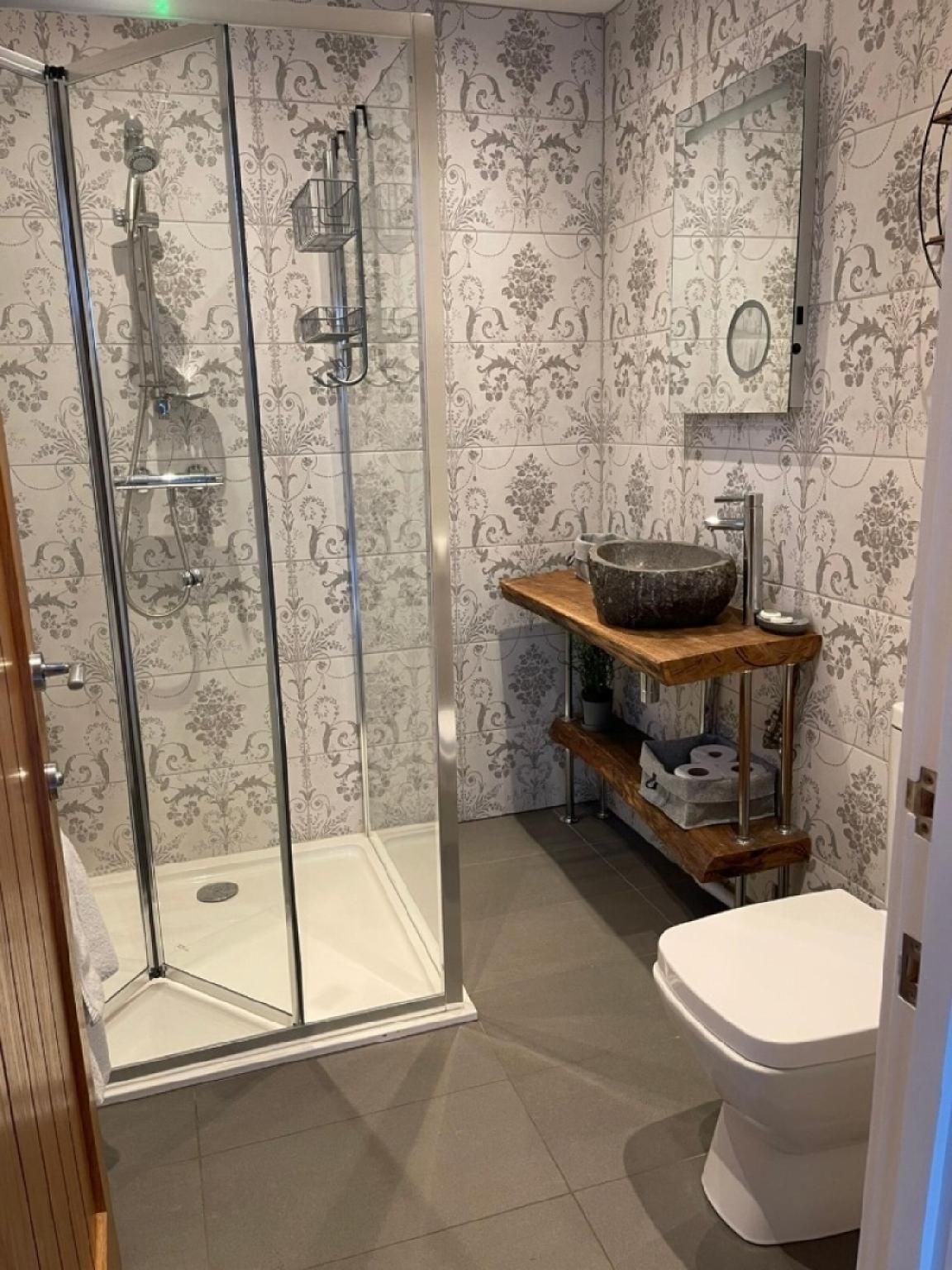 Double or Twin-Deluxe-Ensuite with Shower-Double