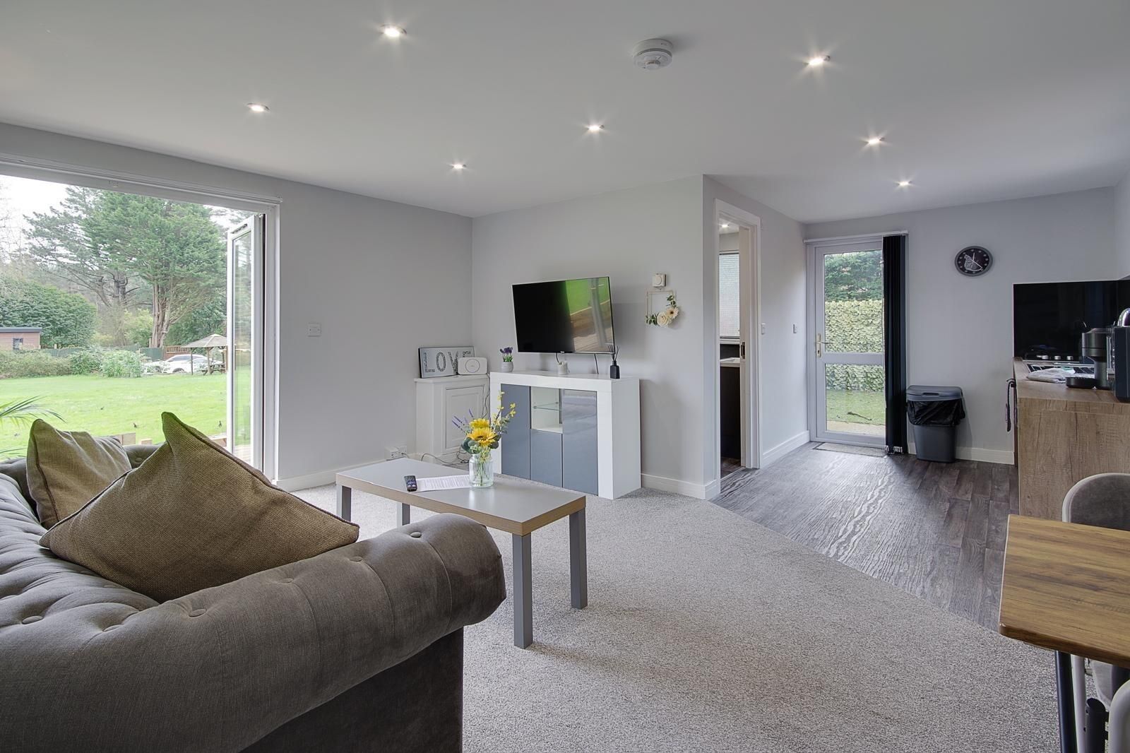 Little Paddock Lodges Superior-Lodge-Private Bathroom 2