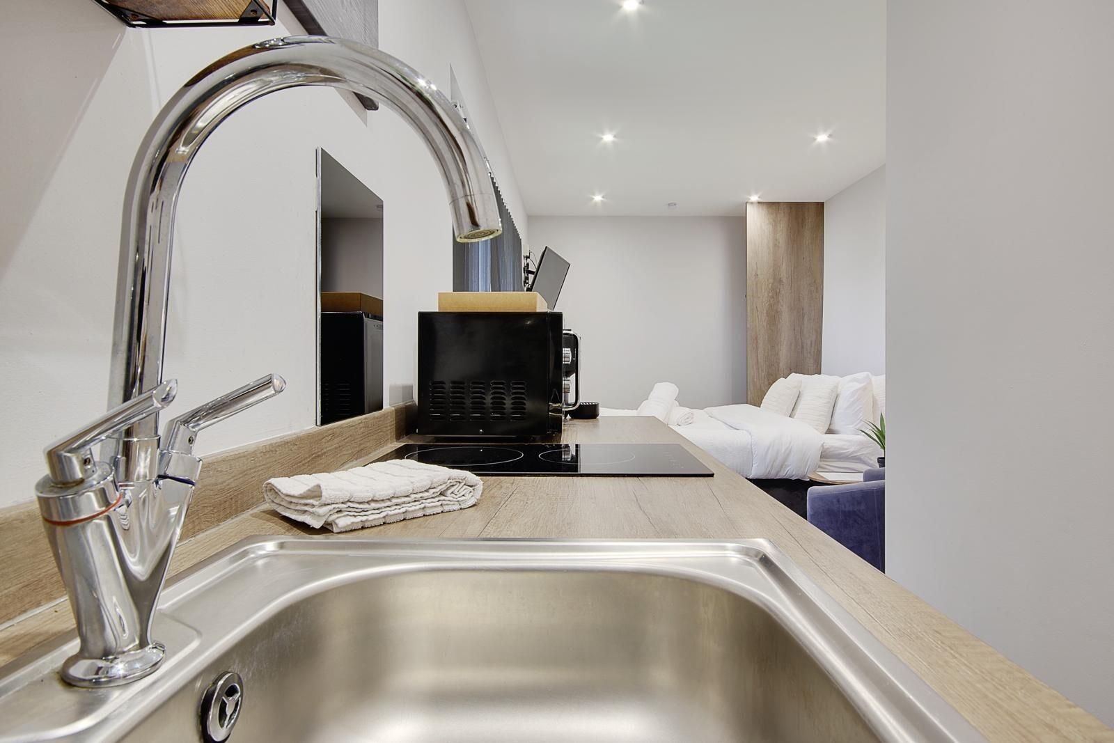 Deluxe-Lodge-Private Bathroom-Summer Lodge