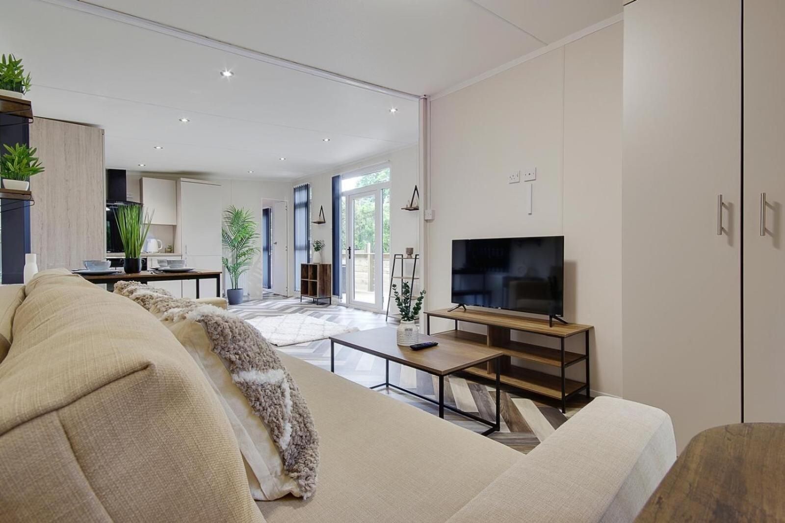 Little Paddock Lodges Apartment with Garden View 2