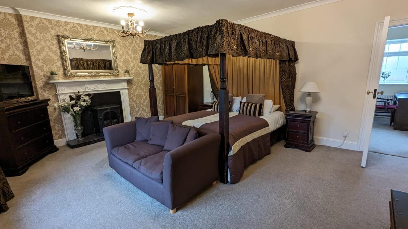 Main Lodge - Superior Double with Four Poster Bed