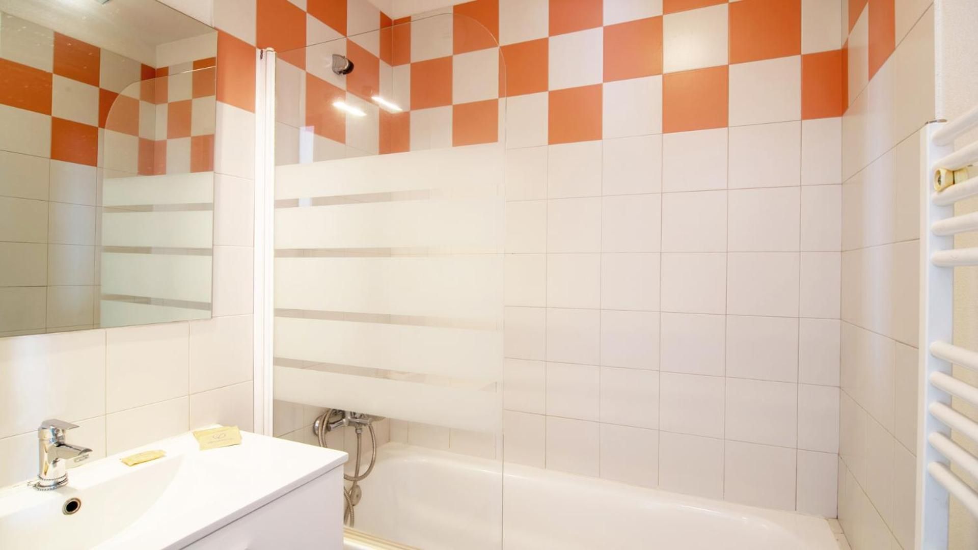 1 Bedroom Apartment with sleeping area for 6 people