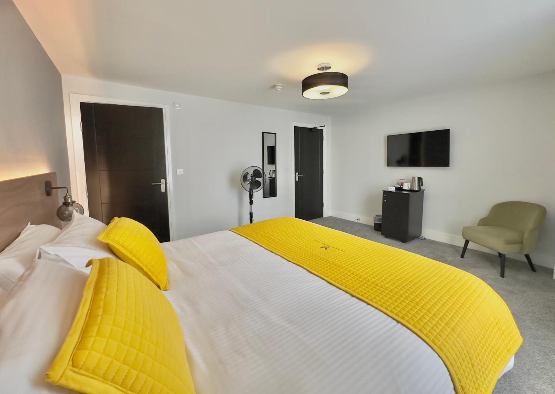 King Room with Roll-In Shower - Disability Access