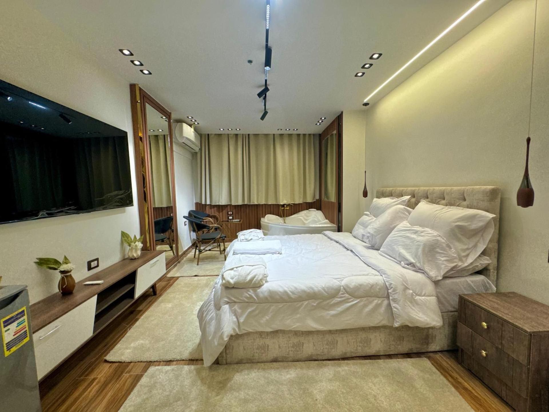 Deluxe King Suite