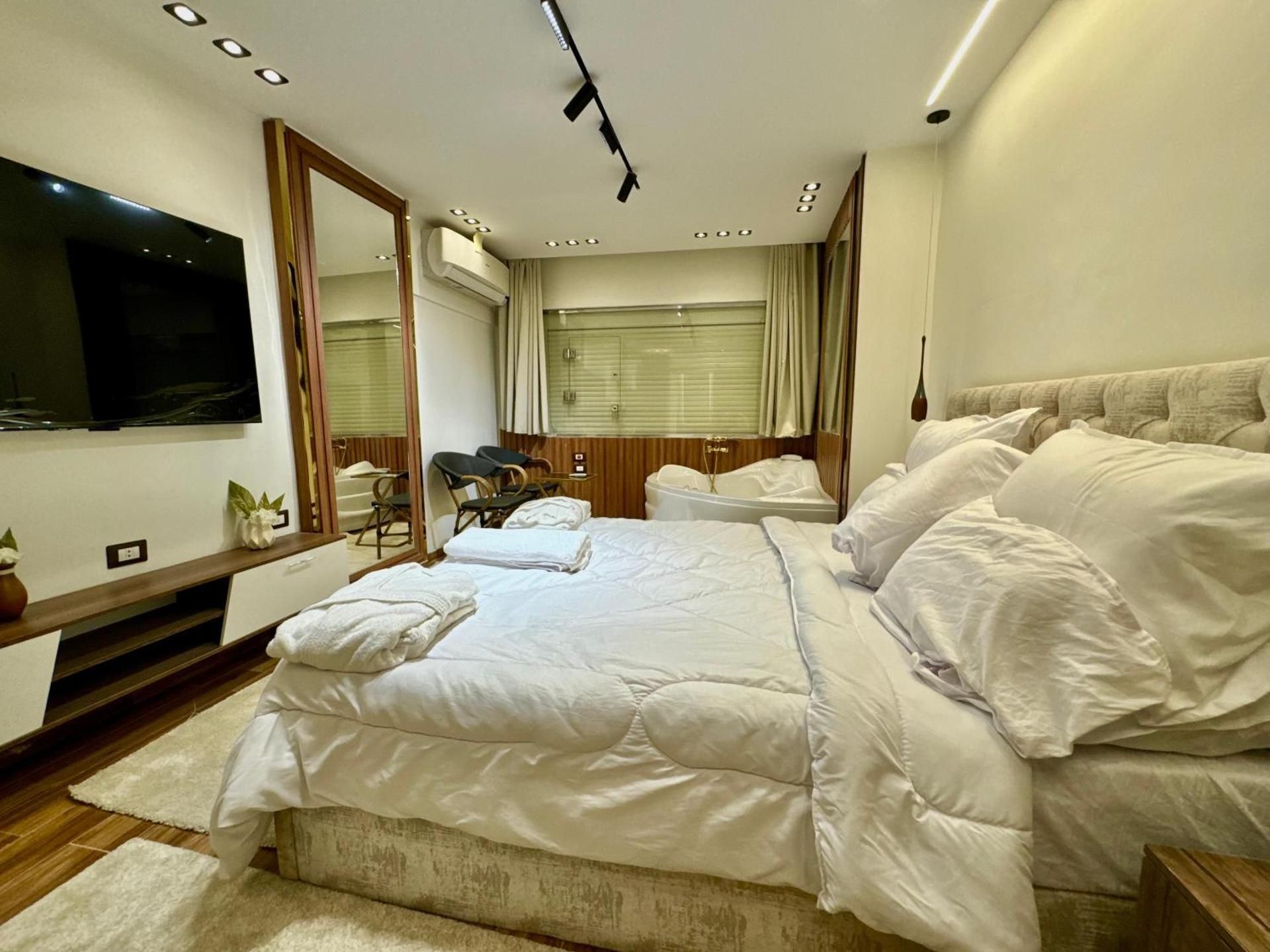 Deluxe King Suite