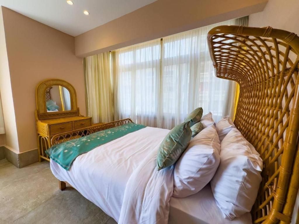 One-Bedroom Apartment with City View