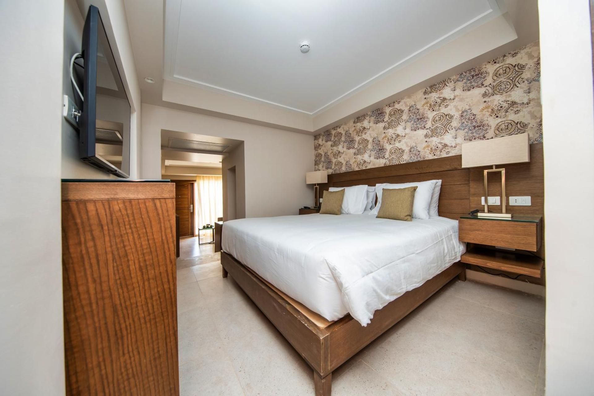 Suite with Lake View