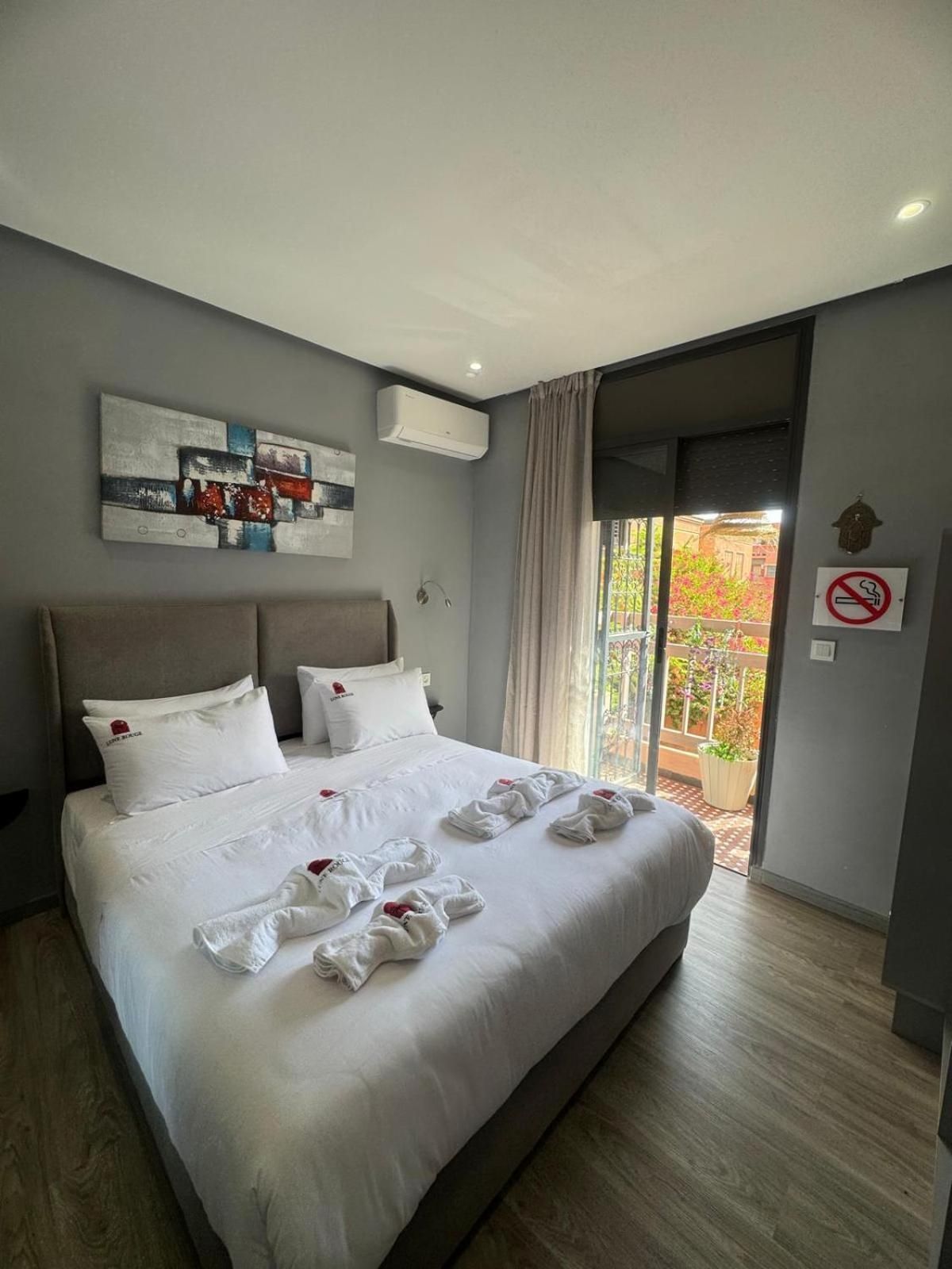 Lune Rouge Rooms
