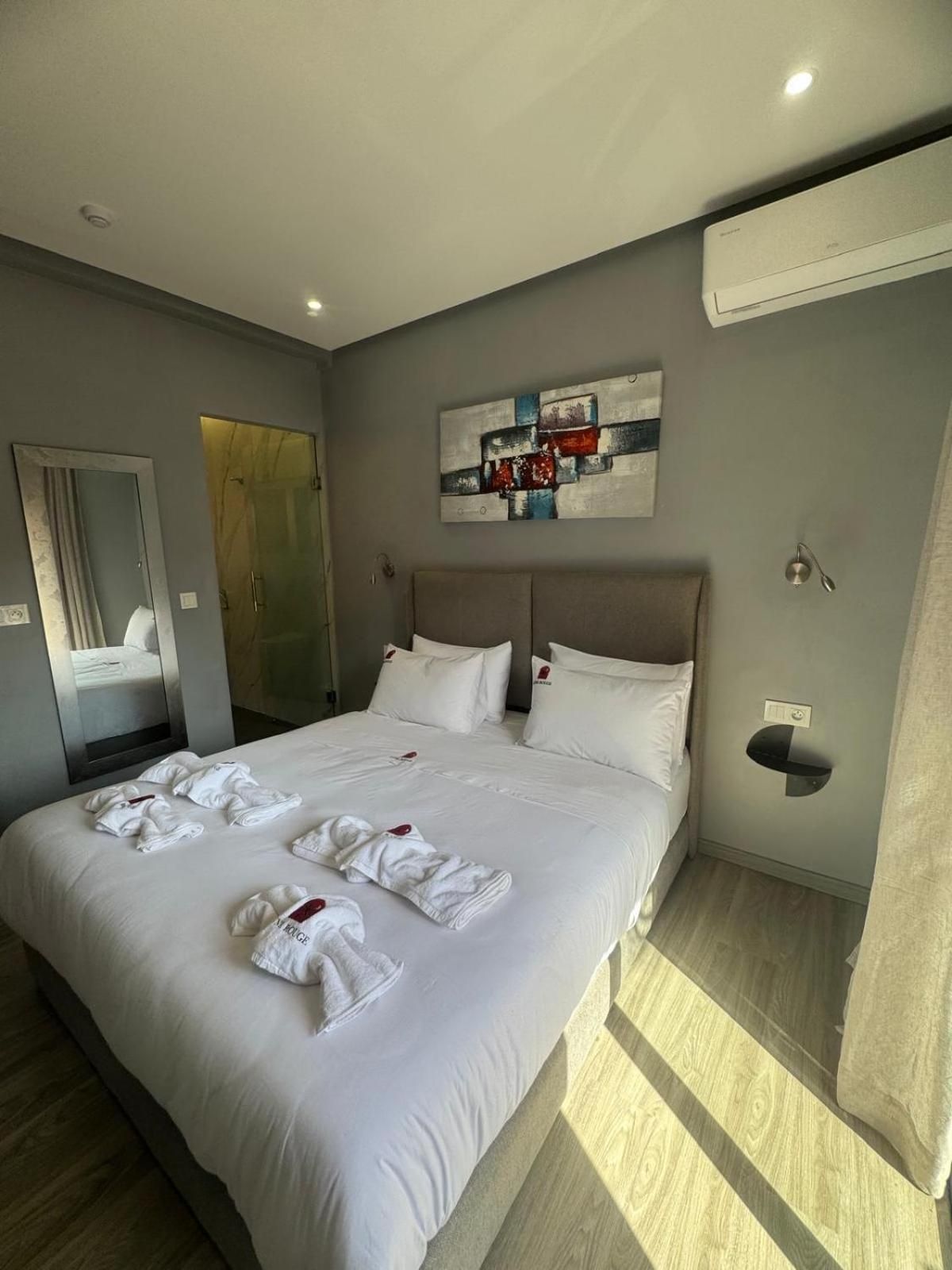 Lune Rouge Rooms
