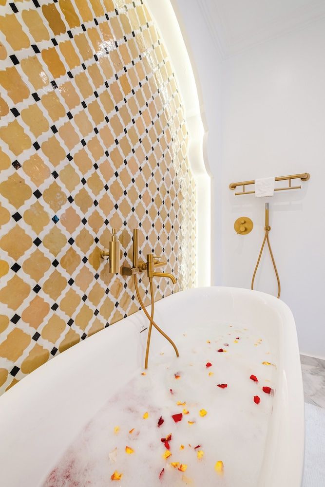 Deep soaking bathtub