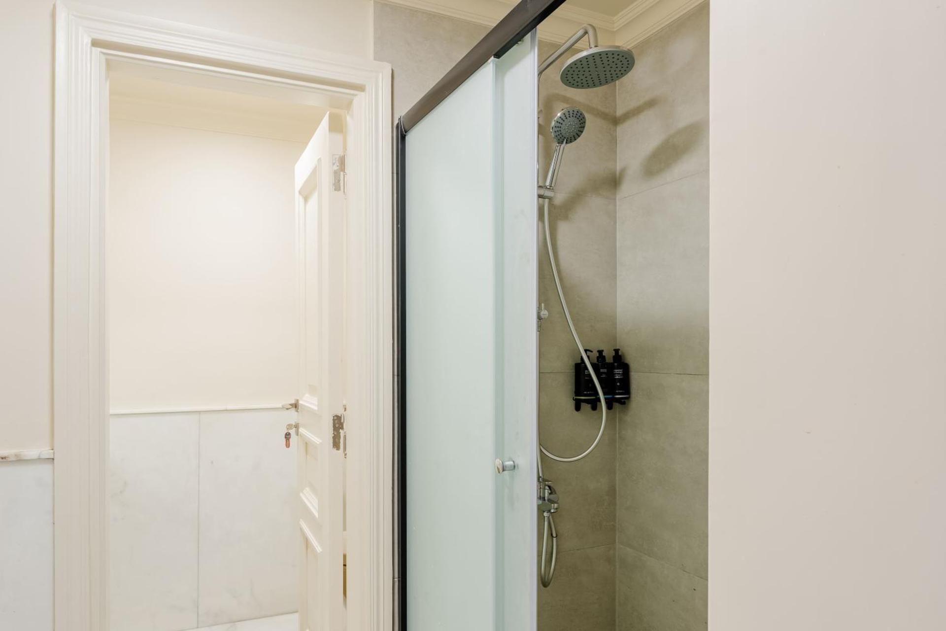One-Bedroom Deluxe Apartment