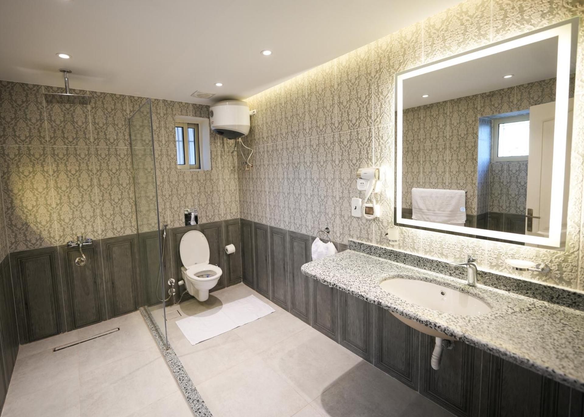 Deluxe Double Room (2 Adults + 1 Child)
