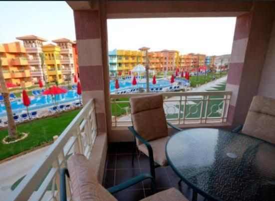 Apartment with Pool View