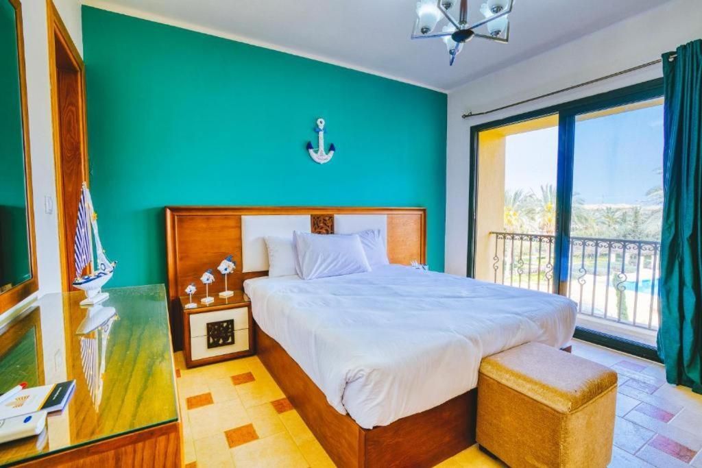 Four-Bedroom Apartment with Pool View