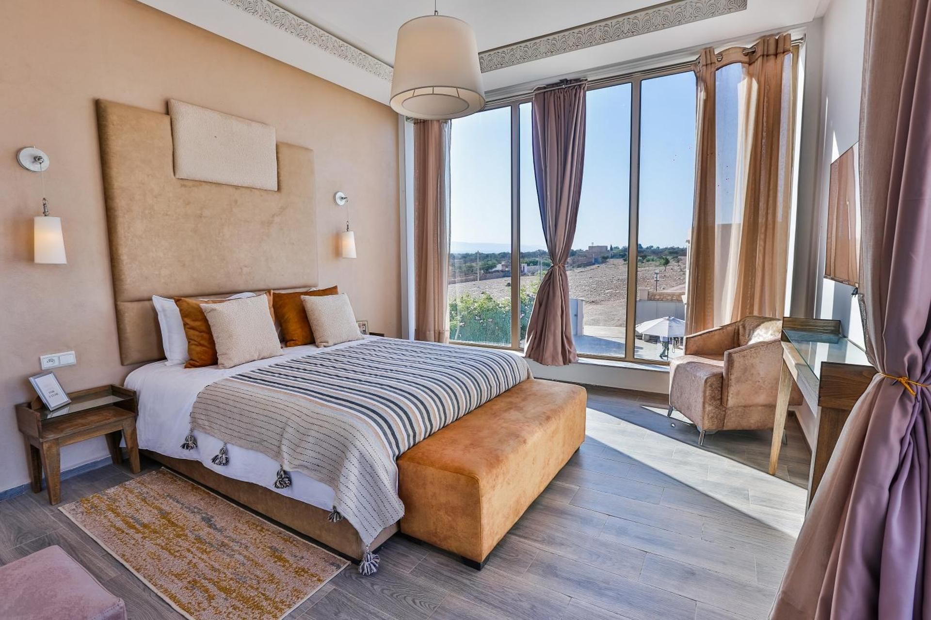 Deluxe Queen Suite