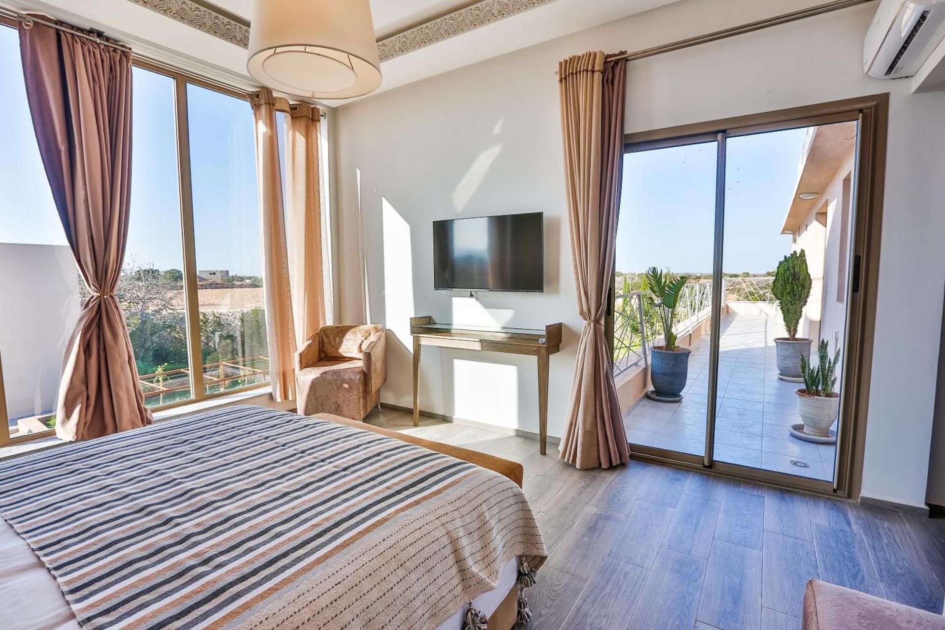 Deluxe Queen Suite