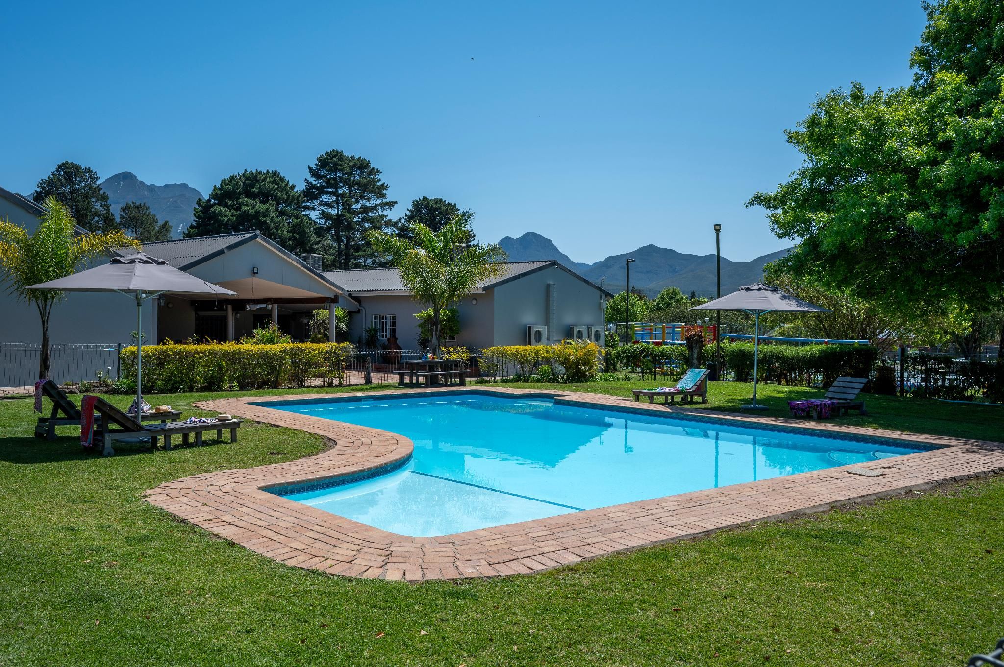 swimming pool [outdoor]