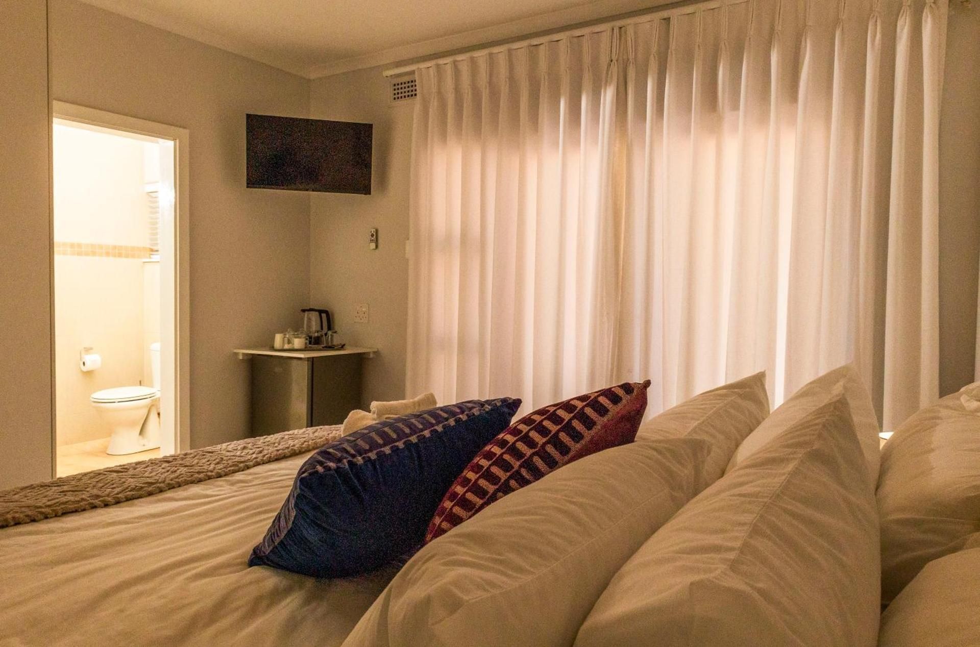 SMALL DOUBLE OR TWIN ROOM