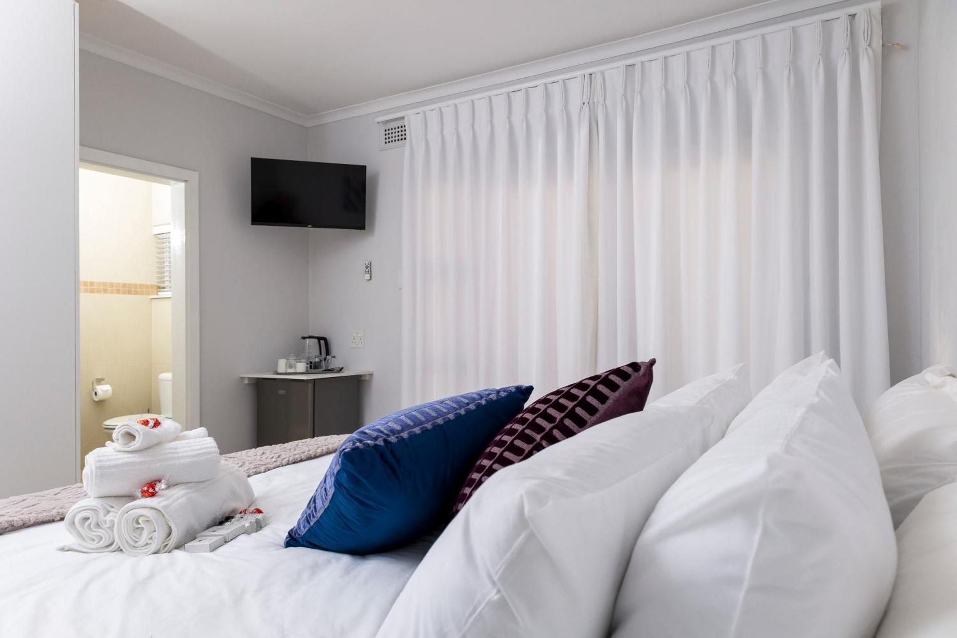 SMALL DOUBLE OR TWIN ROOM