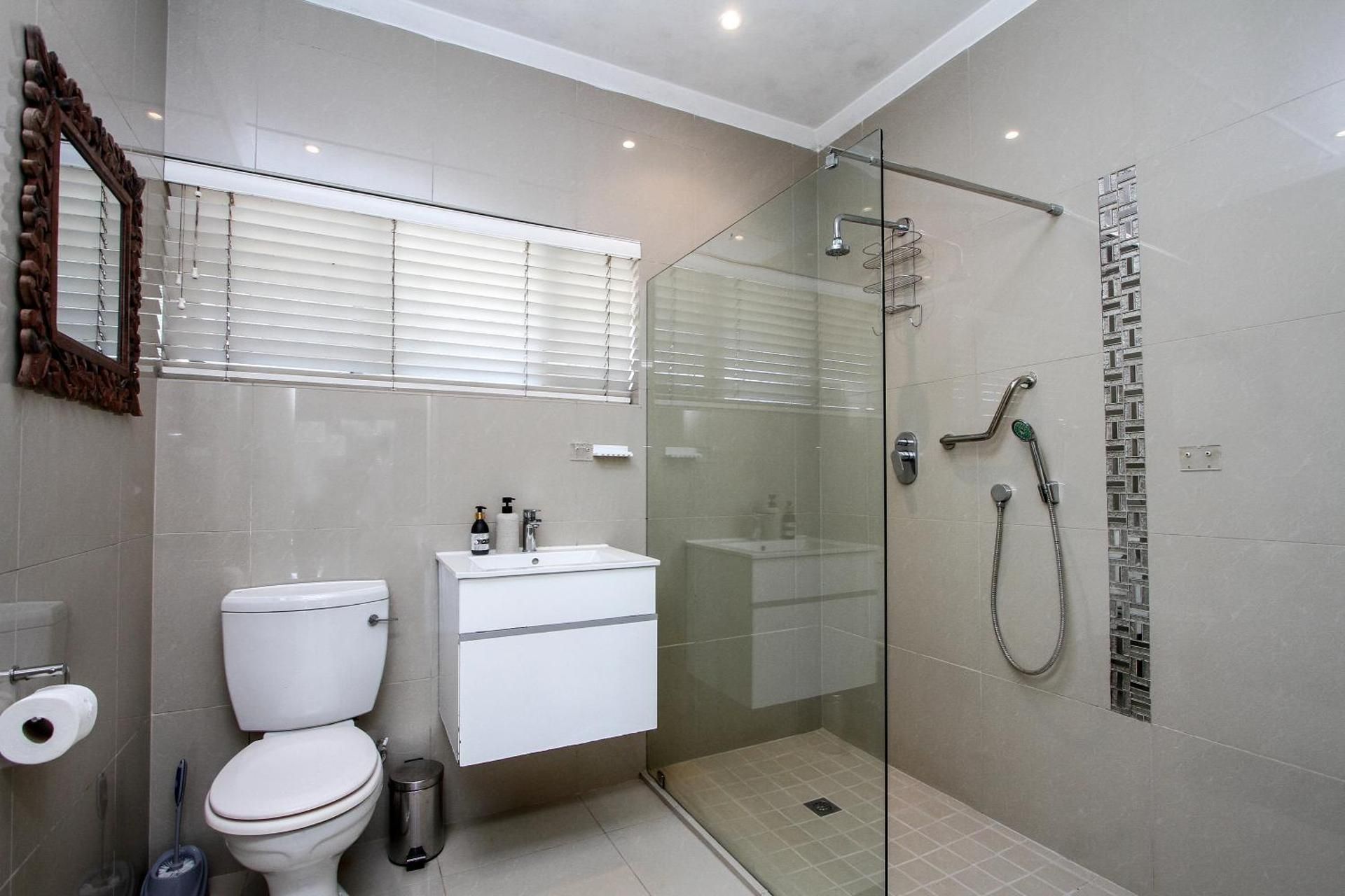 King Room with Roll-In Shower - Disability Access