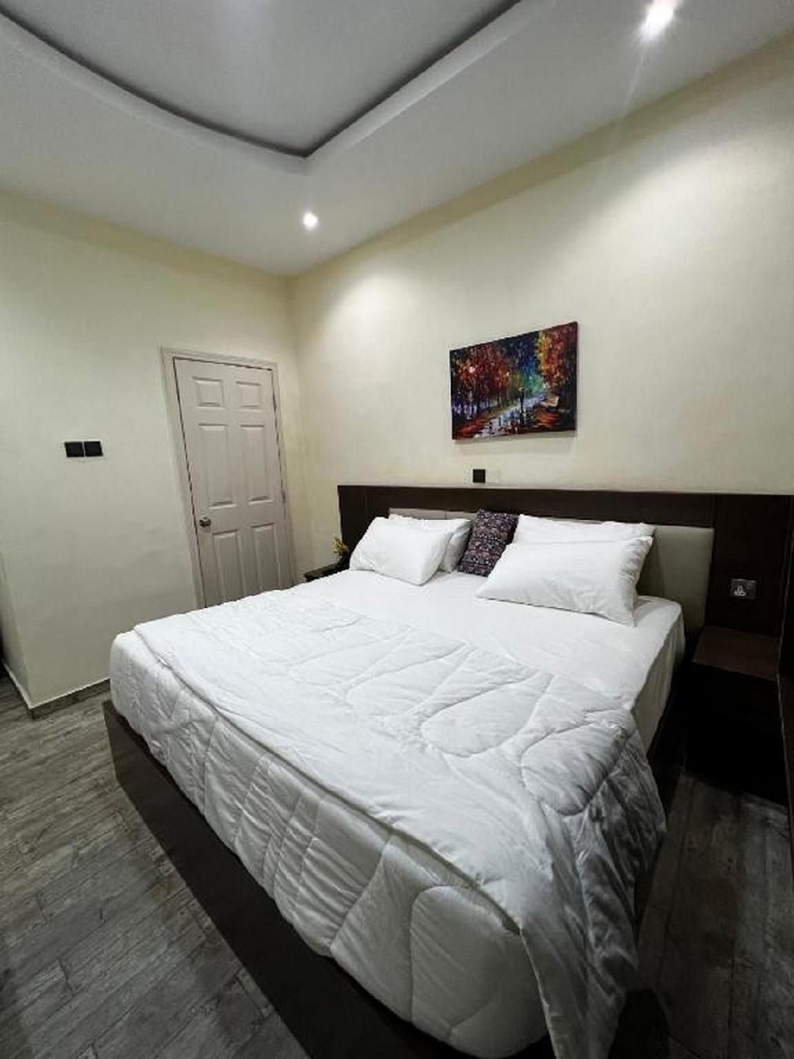 Fragrance Apartments and Suites King Room