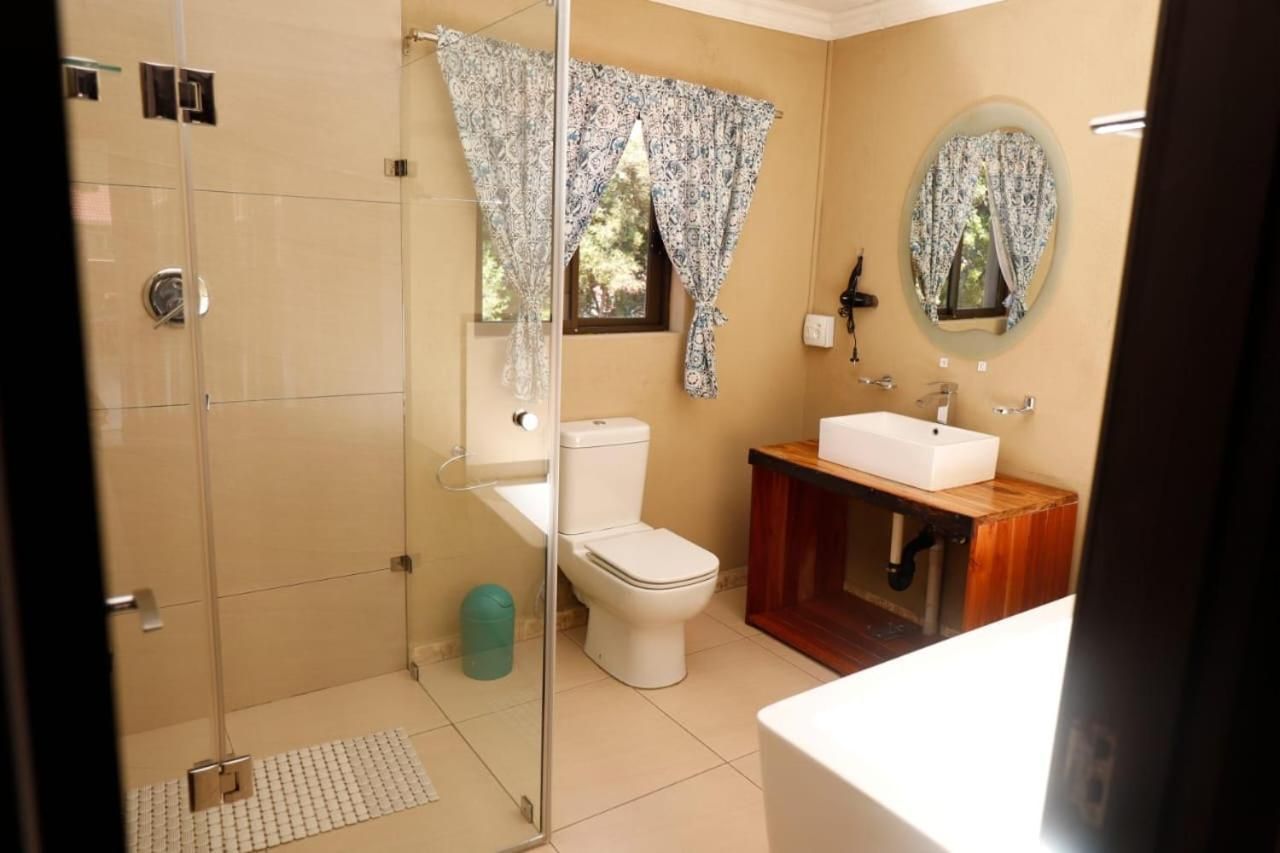 Lily's Guesthouse Double Room with Balcony 3