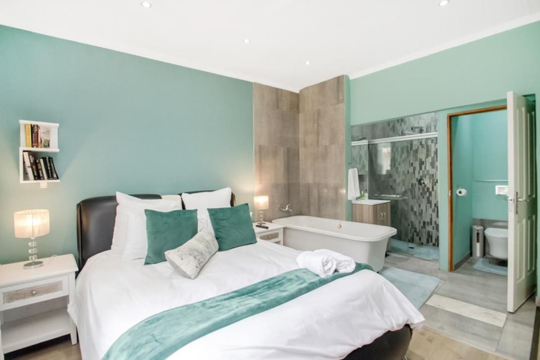 Queen Suite with Pool View