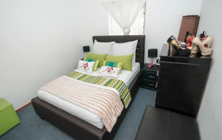 Hlanganani Gardens Double Room with Balcony 2