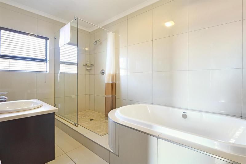 THREE BEDROOM APARTMENT HARBOUR VIEWS