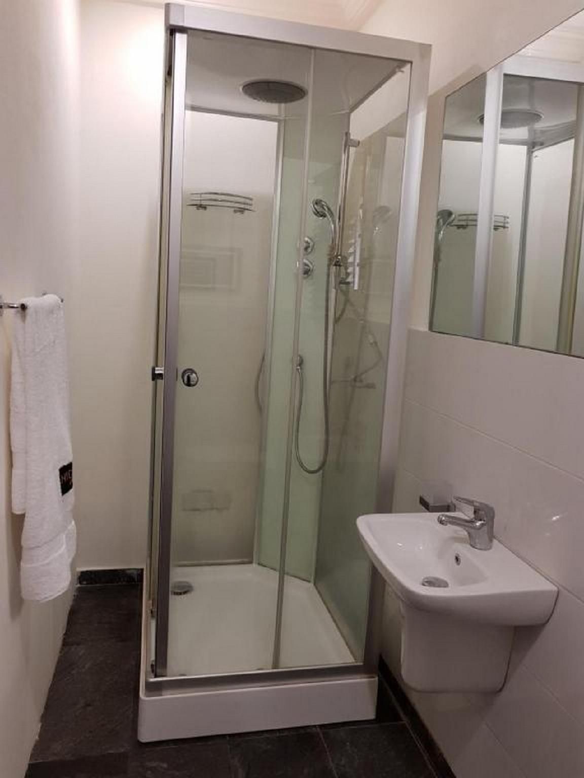 6 Bedroom Apartment