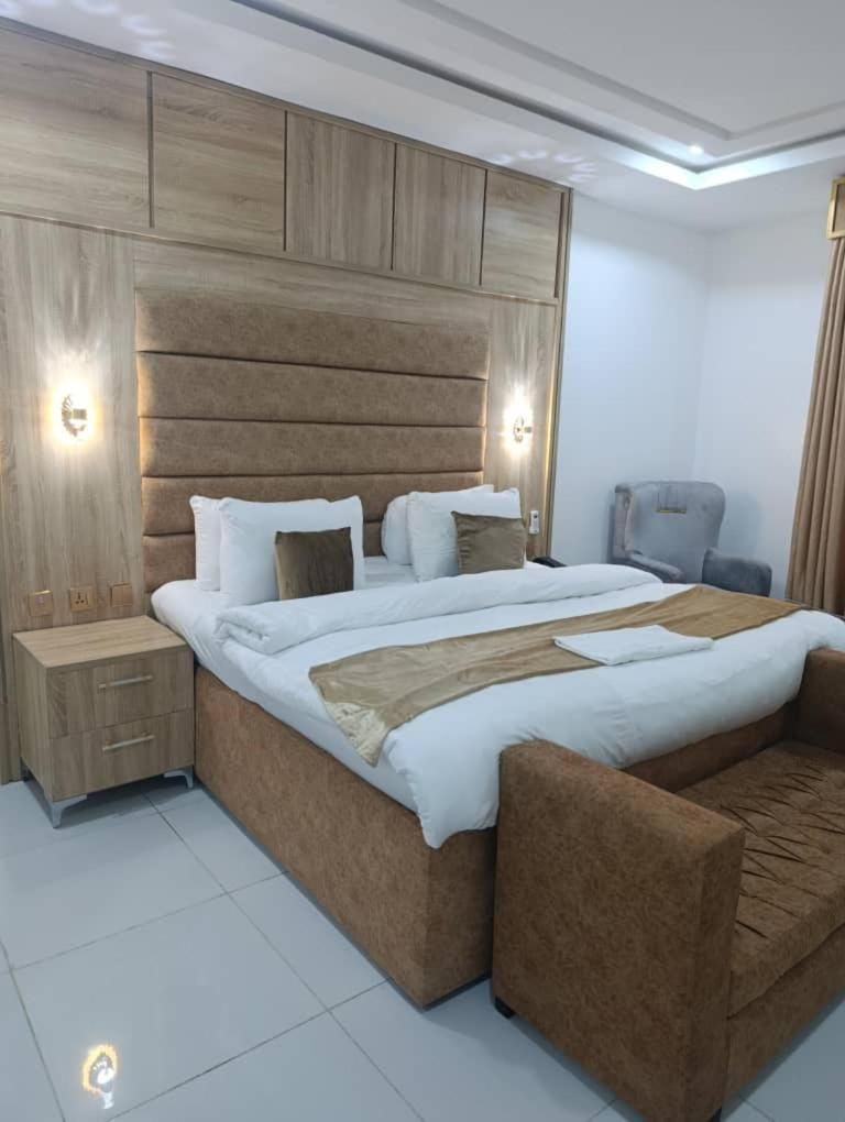 Queen Room with Spa Bath