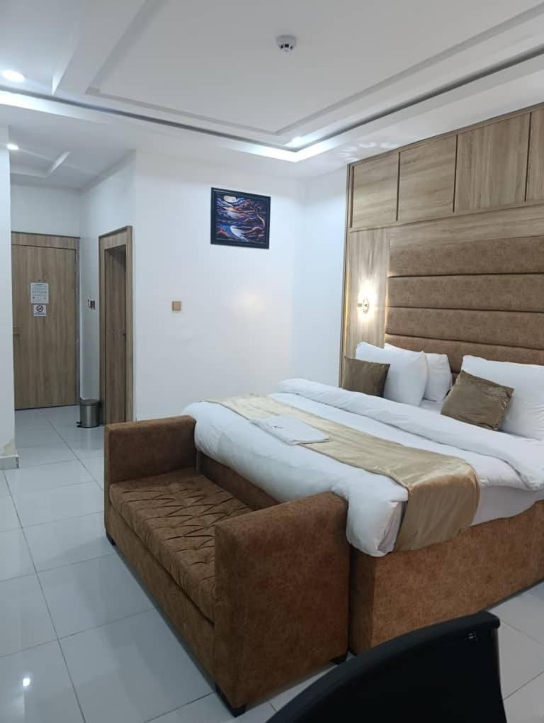 Queen Room with Spa Bath