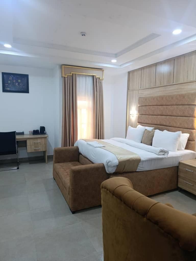 Deluxe Double Room (2 Adults + 1 Child)