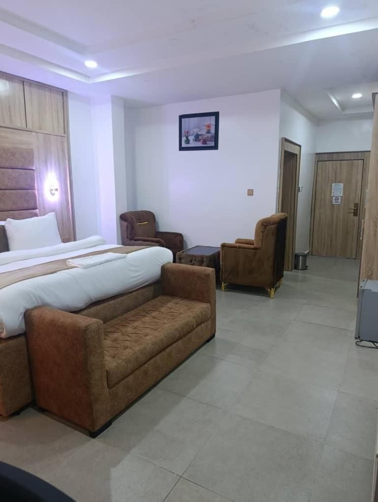 Deluxe Double Room (2 Adults + 1 Child)