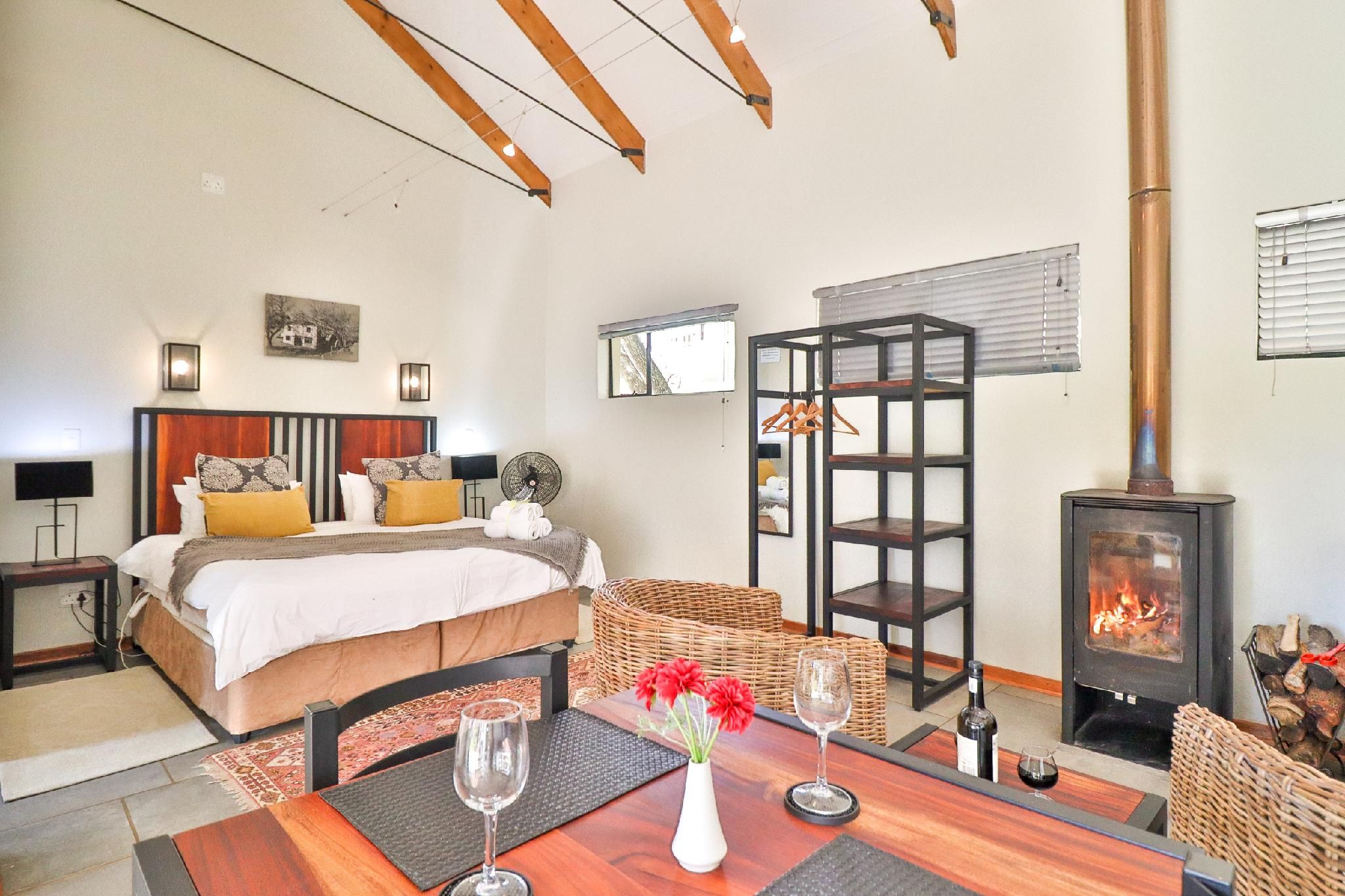 Deluxe - 1 King Bed