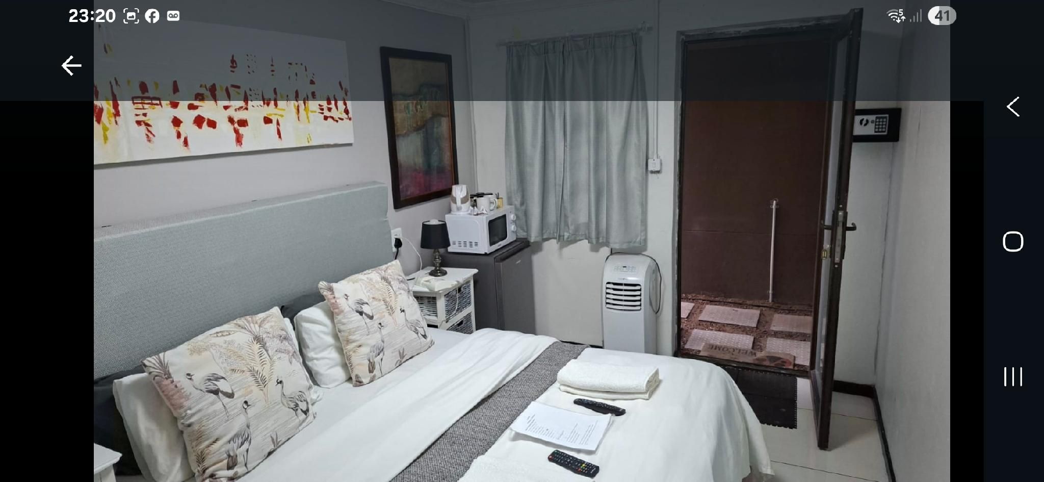 Queen Bed Room