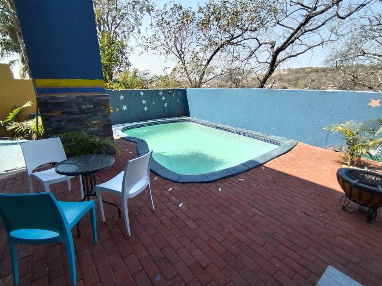 swimming pool [outdoor]