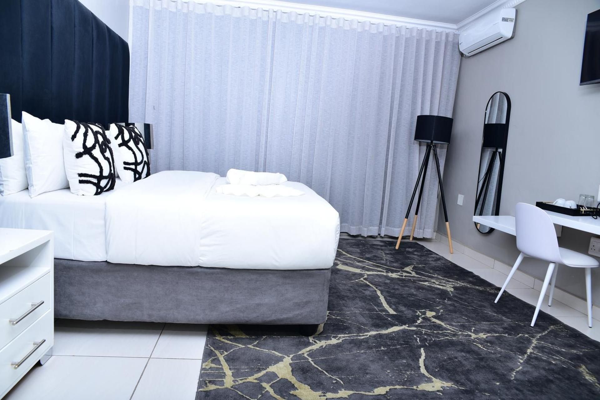 Standard Queen Room