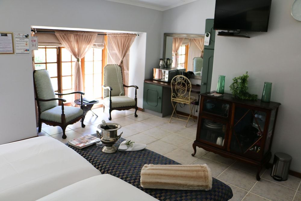 Standard Suite, 1 Bedroom (Pearly Twin Bed Room En-suite)