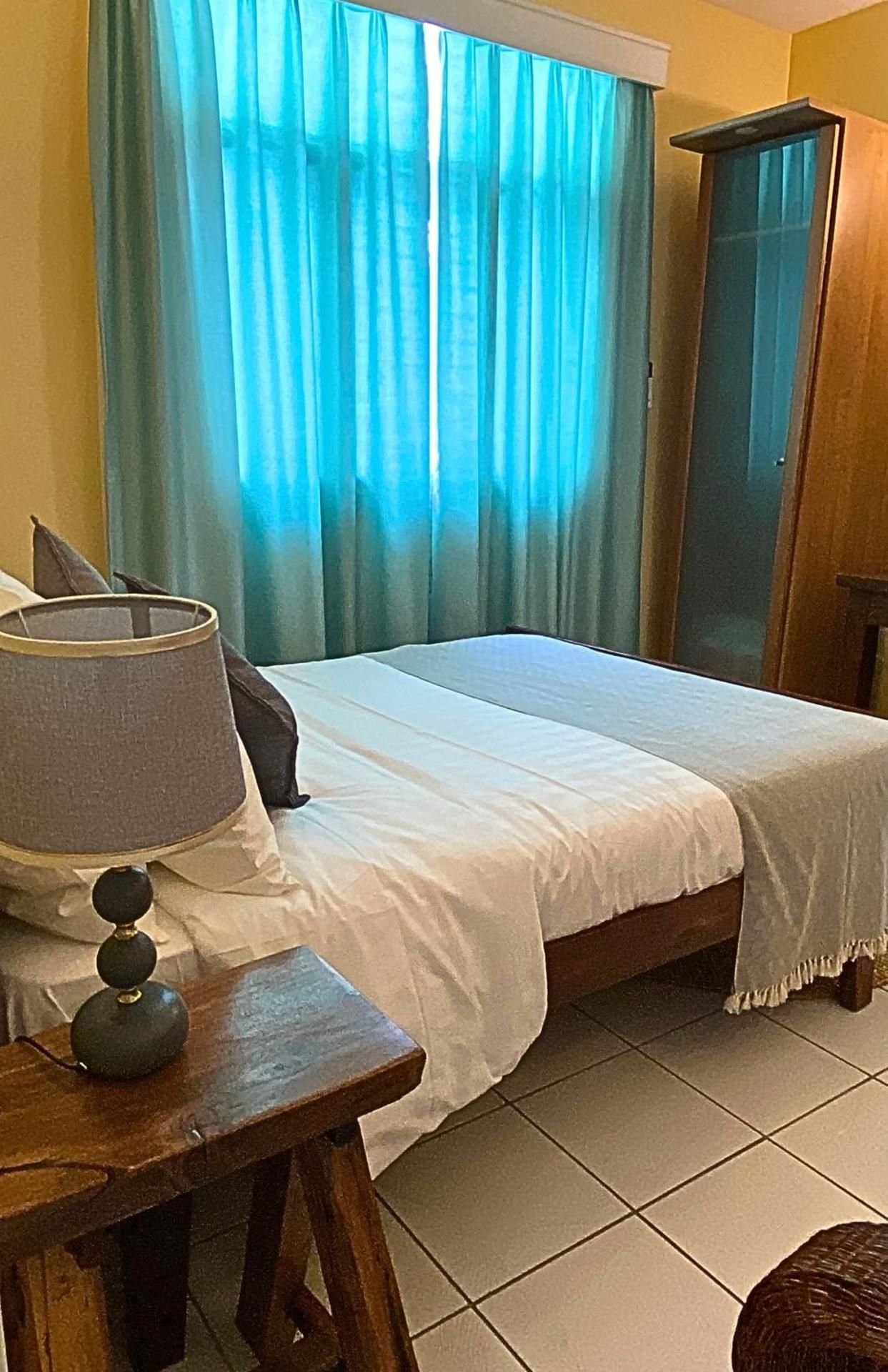 Sunny Shore B&B Queen Room - Disability Access