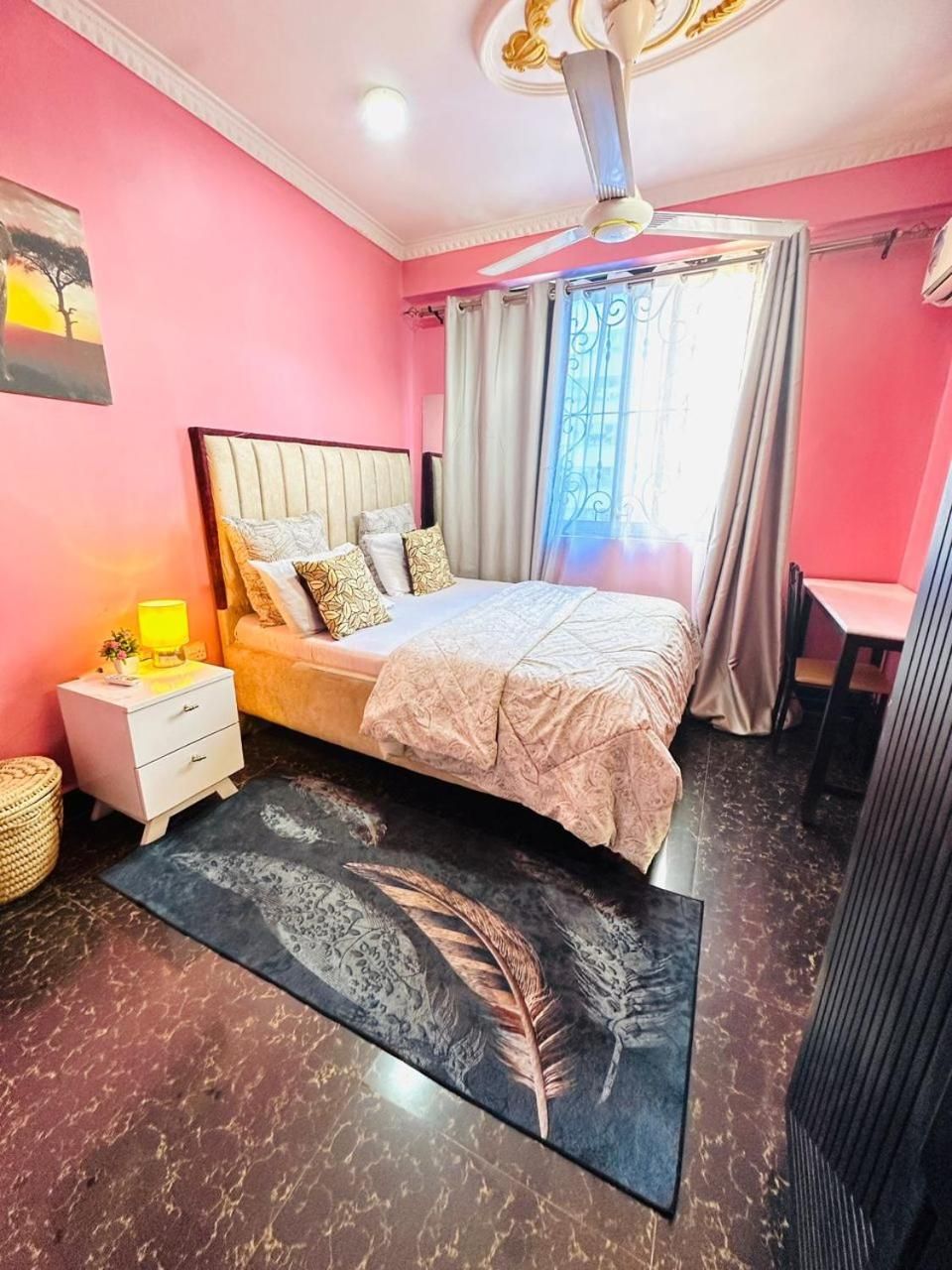 Urban Affordable Private City Room- Amazing View, Fast WiFi & Walkable Location Double Room with Balcony