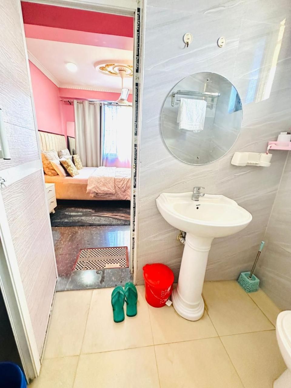 Urban Affordable Private City Room- Amazing View, Fast WiFi & Walkable Location Double Room with Balcony 2