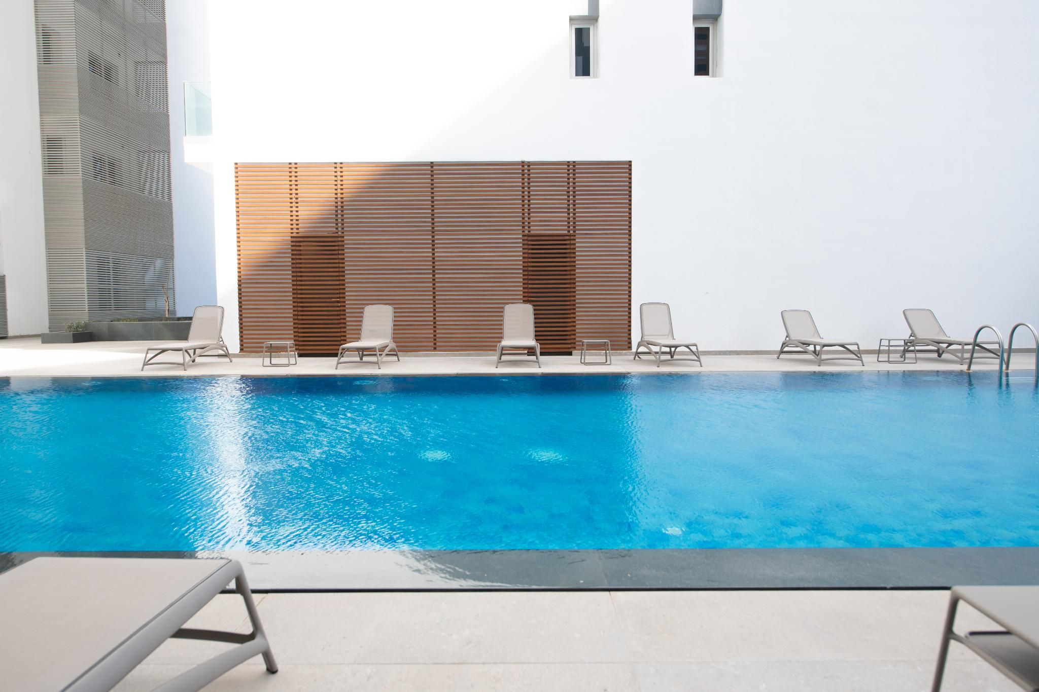 swimming pool [outdoor]