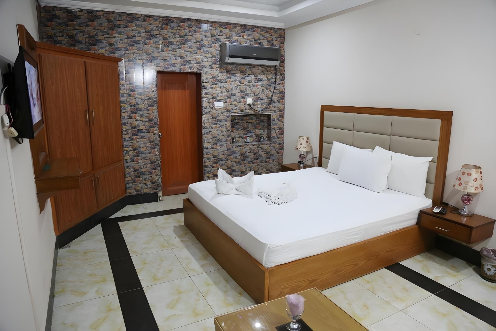 The King Hotel Deluxe Double or Twin 2