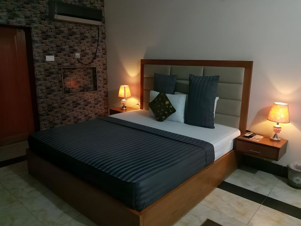 The King Hotel Deluxe Double Room 4