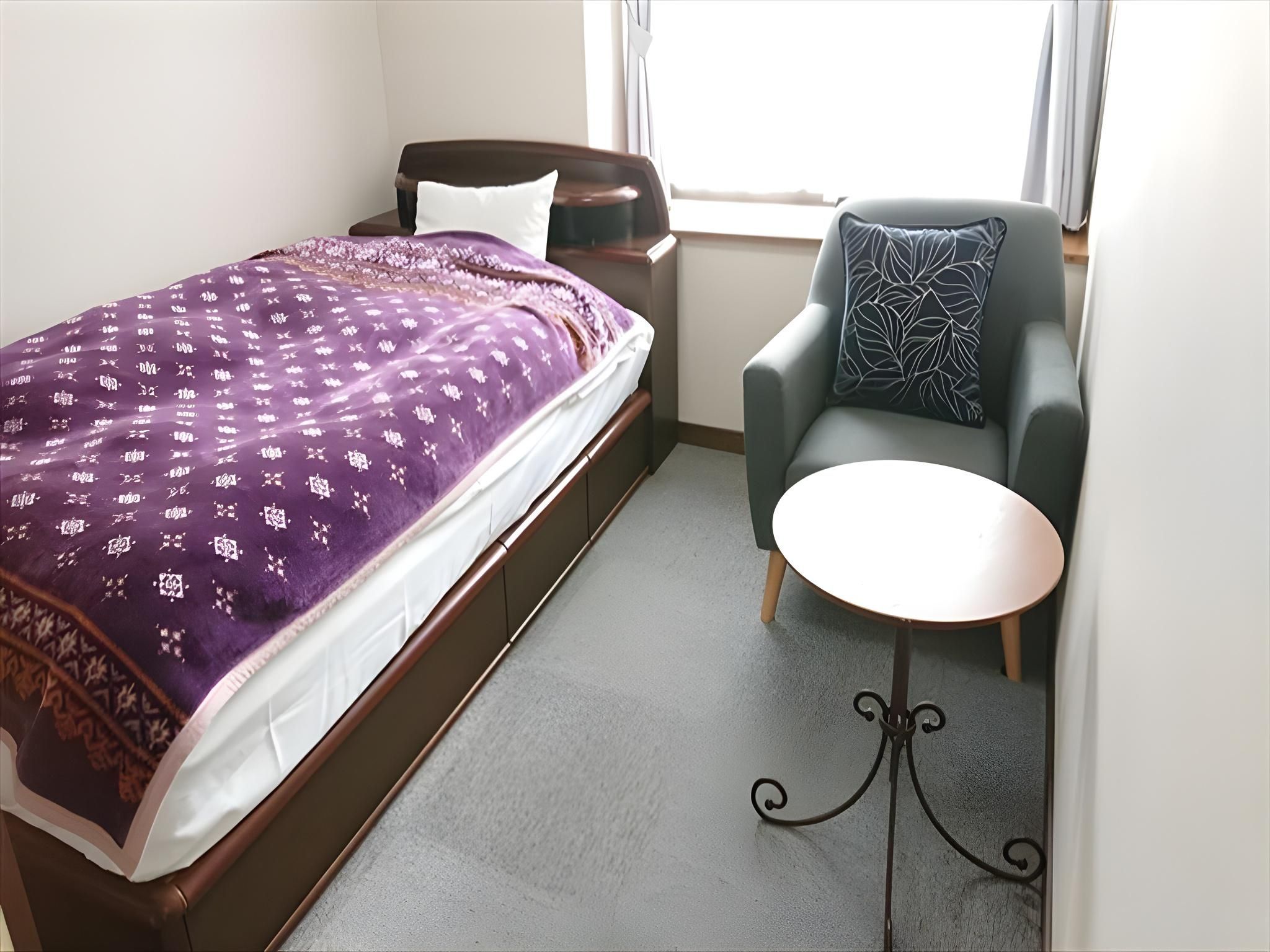 Single Room - Shared Bathroom