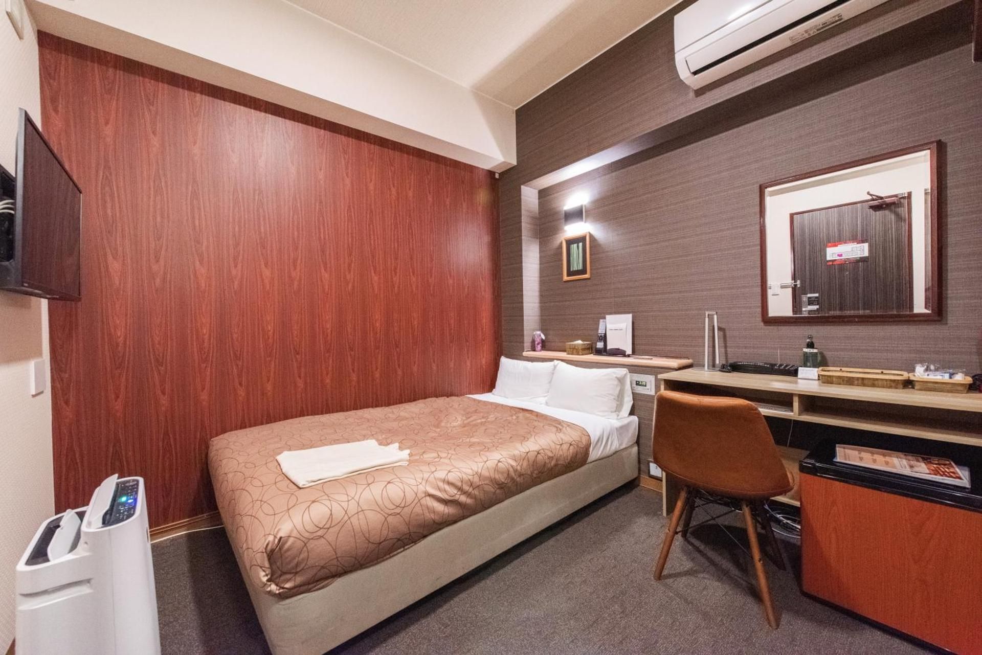 Double Room with Small Double Bed - Smoking - Late Check-In 22:00