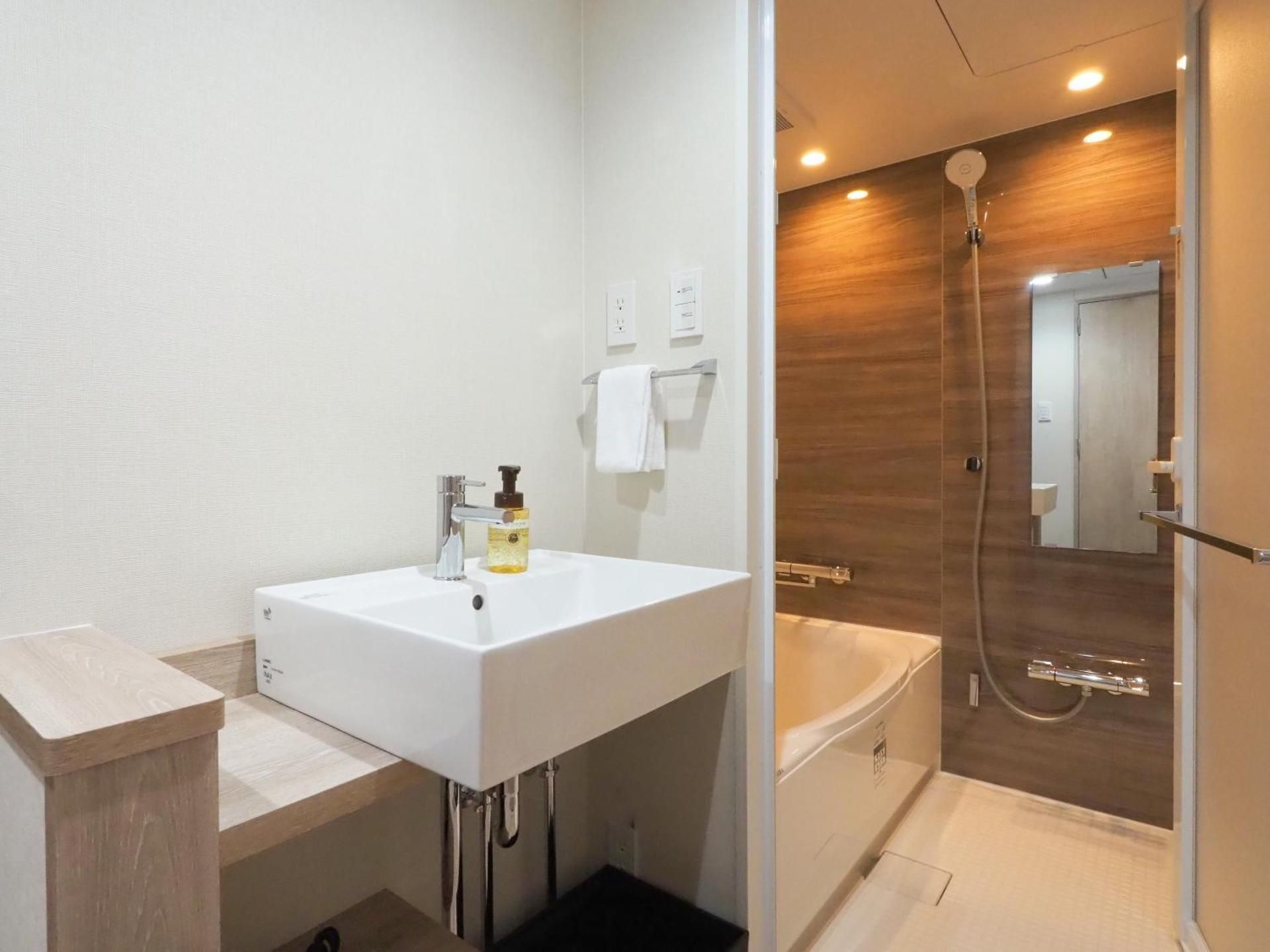 Modern Japanese-style Twin Room with Microwave and Washingmachine