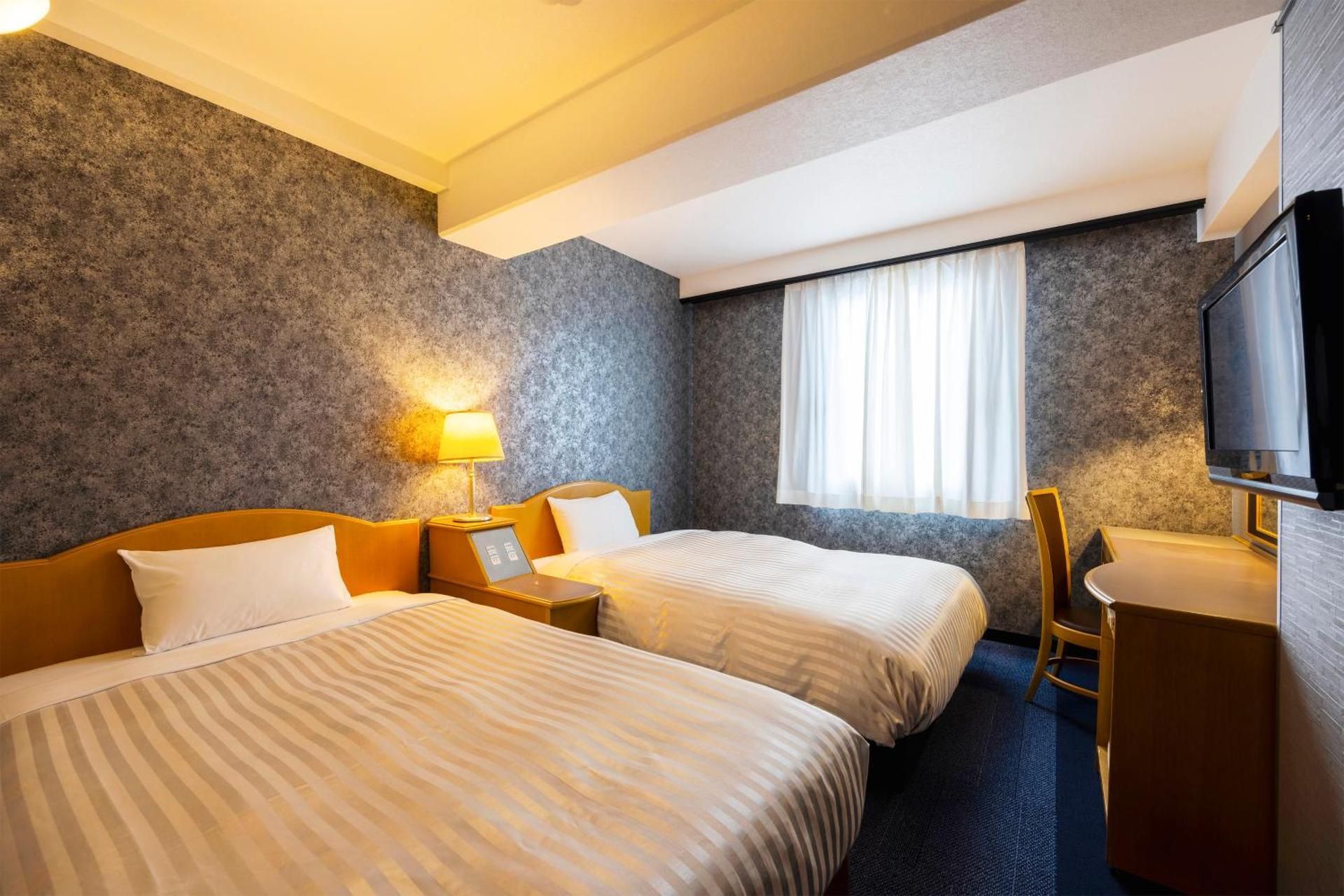 Large Twin Room - Non-Smoking